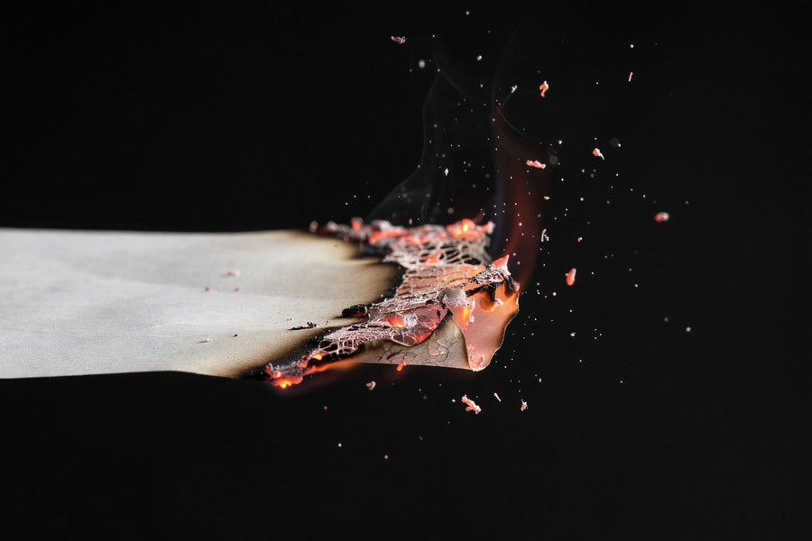 Screenshot comparison of anonymous messaging platforms showing interface and privacy features side by side