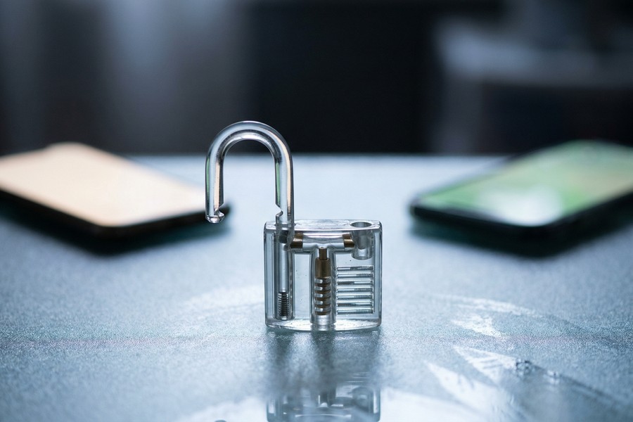 Side-by-side comparison of SMS green bubble and RCS chat in iOS 18 Messages app