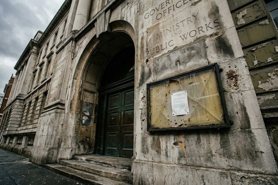 Side-by-side comparison of ephemeral message timer settings on Signal and Snapchat