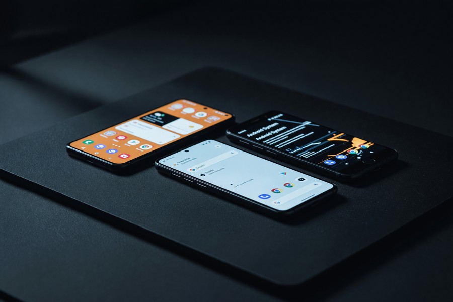 Side-by-side comparison of Snapchat screenshot and screen recording notification icons on mobile