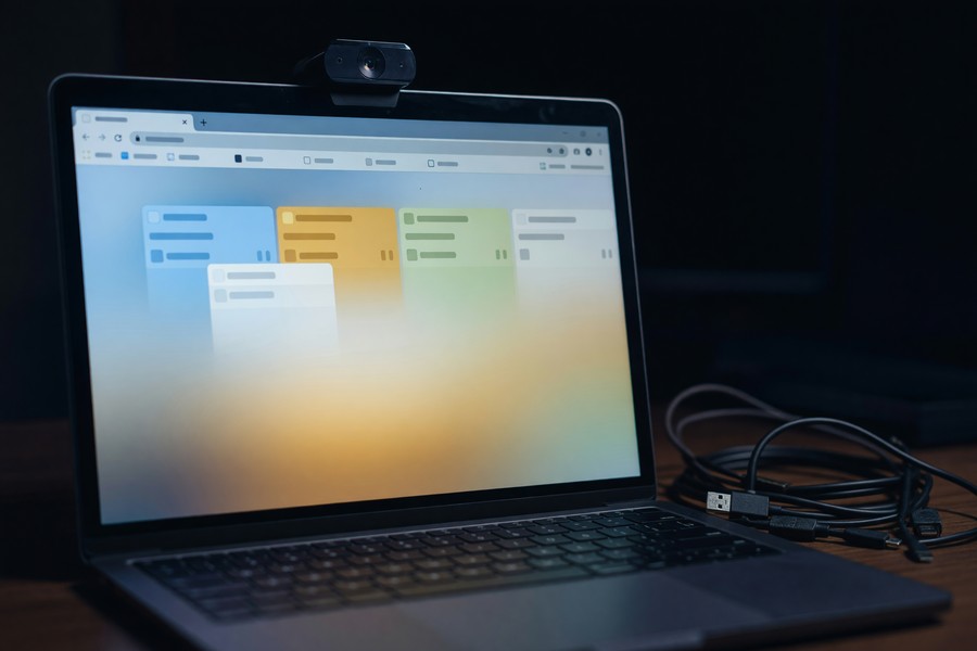 Zoom camera selection dropdown showing iPhone and DroidCam as available sources on Windows