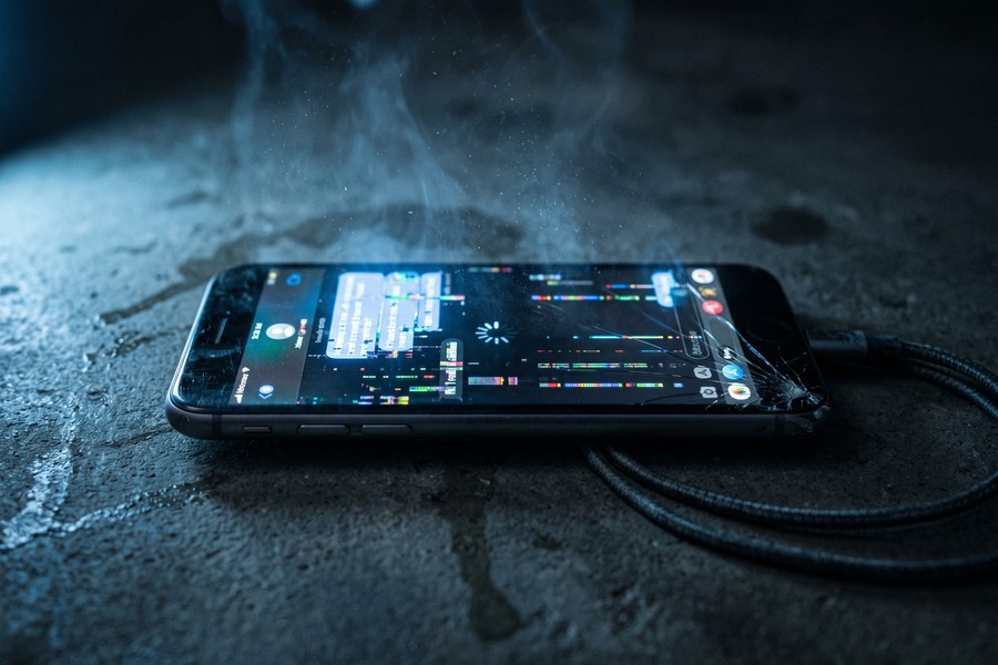 Split illustration showing a message successfully scheduled versus a failed delivery notification on a phone