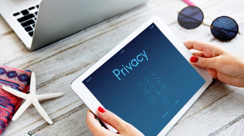 AIO Versus: Signal vs Wickr — Which Messaging App Offers Better Privacy in 2025?