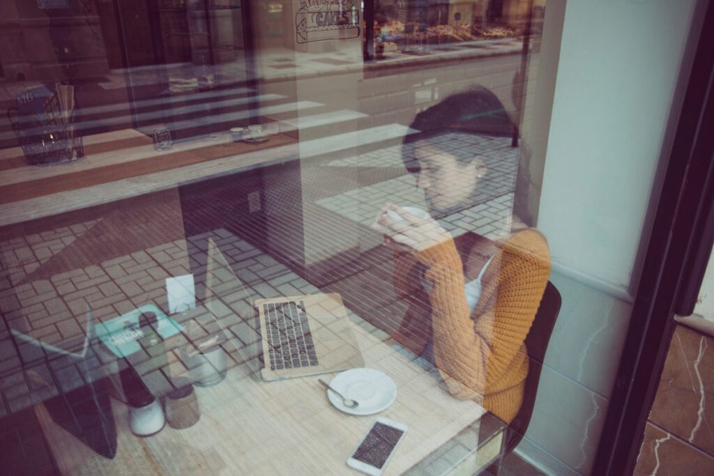 A person setting up a morning message-only window to reduce digital overload