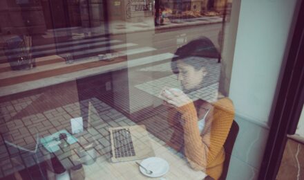 A person setting up a morning message-only window to reduce digital overload