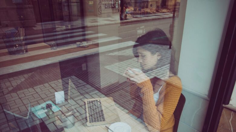 A person setting up a morning message-only window to reduce digital overload