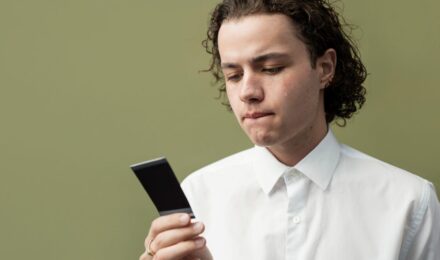 A person setting up a private chat on a smartphone using a secure messaging app