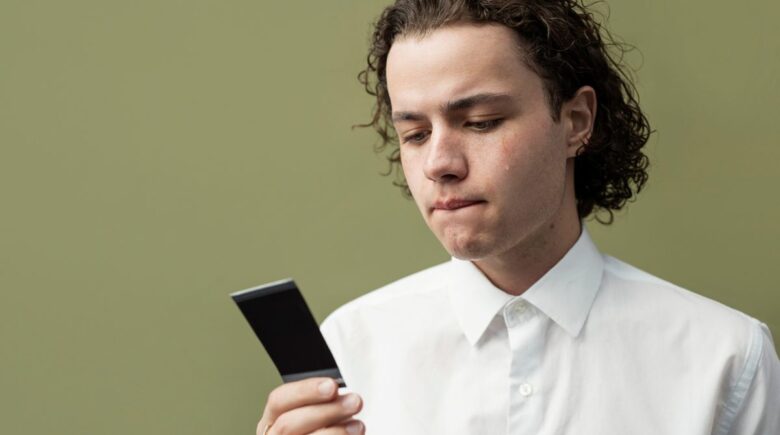 A person setting up a private chat on a smartphone using a secure messaging app