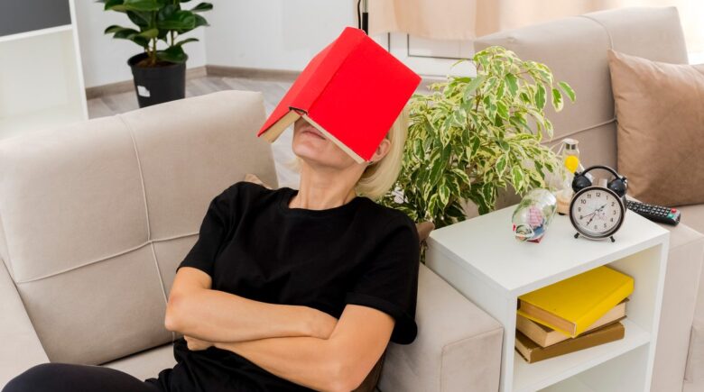 A person using a smartphone to send a message with a clear header, demonstrating intentional messaging to reduce mental fatigue